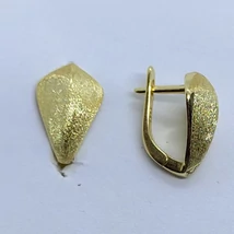 Arany színű, mattitott rombusz formájú kissé pupos ezüst fülbevaló