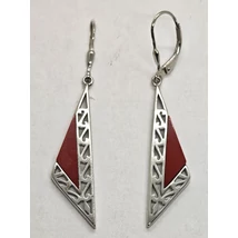 Nyújtott rombusz alakú szélen áttört mintás piros kerámiával díszített  lógós ezüst fülbevaló