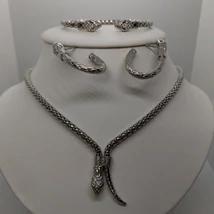 Egészen különleges kígyót  ábrázoló fülbevaló, hengeres megoldással, mintha pikkelyes lenne