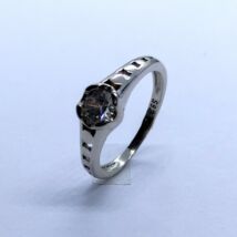 Egy nagy cirkon köves oldalt áttört mintás ezüst gyűrű