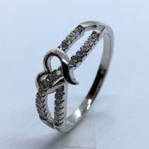 Ezüst gyűrű, melynek fejrészén szivecske van, melyet fehér cirkon sorkő díszít