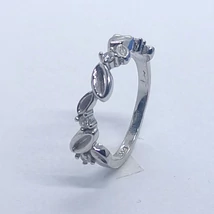 Kis levélkékből összeálított, cirkon kővel díszített ezüst gyűrű