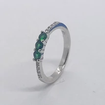 Középen 3 zöld kővel, két oldalt fehér cirkon sorkővel kirakott ezüst gyűrű