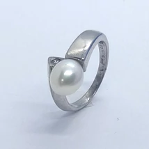 Aszimmetrikus formájú kissé ovális édesvizi tenyésztett gyöngyel, és egy pici cirkon kővel díszített ezüst gyűrű