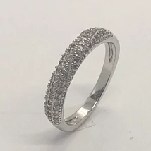 Domborított cirkon sorkövekkel sávosan kirakott, karika gyűrűre hasonlító ezüst gyűrű