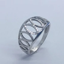 Karikagyűrűre hasonlító, két huzal között , növekvő csónak  mintára hasonlító formákkal készített ezüst gyűrű