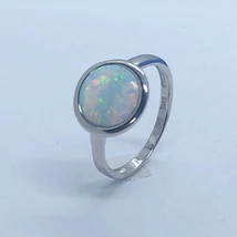 Kerek sima foglalatba foglalt fehér opál ezüst gyűrű