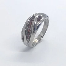 Hullámos fejrésszel, és gránát kövekkel díszített ezüst gyűrű