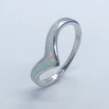 Viktória fazonú, fehér opállal díszített ezüst gyűrű