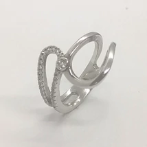 Asszimetrikus mintájú csillogó cirkon kövekkel díszített ezüst gyűrű