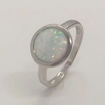 Sima kerek foglalatba foglalt fehér opál köves ezüst gyűrű