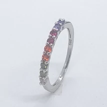 Kicsi karmokba foglalt színes cirkon köves, karika gyűrű formájú ezüst gyűrű