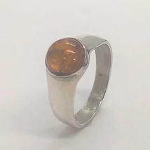 Teljesen letisztult, sima félgömb alakú borostyán kővel díszített ezüst gyűrű