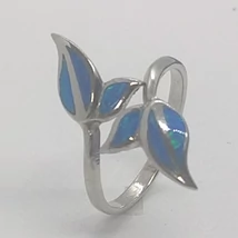 Kék opállal díszített levelekből, nyújtott formában készített nyitott fejrészű ezüst gyűrű