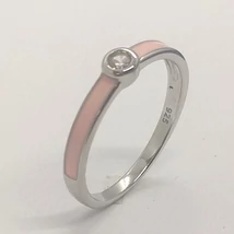 Középen buttonos foglalatba foglalt kerek cirkon, két szélen rózsaszín zománcal készült ezüst gyűrű