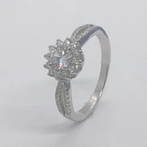 Középen virág formájú, ragyogó cirkon kövekből készült, két oldalt cirkon sorkővel kirakott ezüst gyűrű