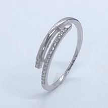 Egymás mellett elfutó sínrésszel készített fele részben cirkon sorkővel kirakott karika gyűrűt formázó ezüst gyűrű