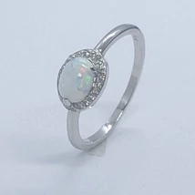 Ovális 3 karomba foglalt fehér opál kő, fehér cirkon sorkővel keretezett ezüst gyűrű