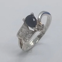 Különlegesen fejrésszel onix és cirkon kővel készített ezüst gyűrű