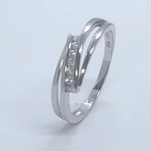 Asszimertikusan eltolt, középen cirkon sorkővel díszített karika gyűrűt formázó ezüst gyűrű