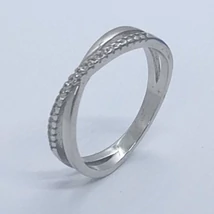 Két szállból készült hullámos fazonú, egyik száll cirkon sorkővel kirakott ezüst gyűrű