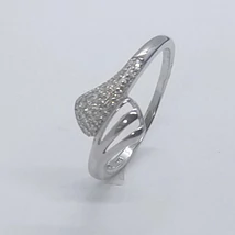 Asszimetrikusan eltolt két levél formájú, és cirkon kővel kirakott ezüst gyűrű