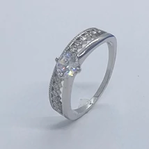 Dupla soros 4 karomba foglalt kerek fehér cirkon, mellette fehér cirkon sorkőveldíszített eljegyzési ezüst gyűrű