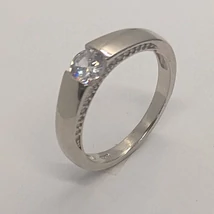 Középen sülyesztett kerek cirkon kővel díszített, két oldalt szokatlan formában cirkon sorkővel kirakott eljegyzési ezüst gyűrű