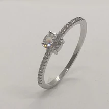 4 karomba foglalt kerek cirkon kővel díszített, és két oldalán vékony cirkonsorkővel kirakott ezüst eljegyzési gyűrű 