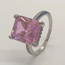 4 karomba foglalt téglalap alakú, gyönyörűen csiszolt rózsaszín cirkon kővel és különleges kerettel ellátott ezüst gyűrű