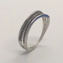 Fejrészen kissé nyitott 2 szállból álló középen fekete cirkon kövekkel díszített karikagyűrűre emlékeztető ezüst gyűrű