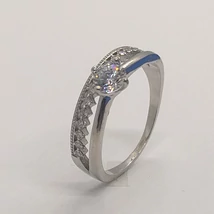 Dupla soros 4 karomba foglalt kerek fehér cirkon, mellette fehér cirkon sorkőveldíszített eljegyzési ezüst gyűrű