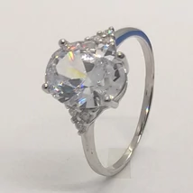 4 karomba foglalt ovális, gyémánt csiszolású, ragyogó fényű fehér cirkon köves ezüst gyűrű