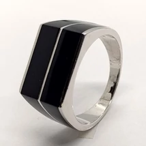 Téglalap alakú Onix betétes középen ezüst szállal díszített ezüst férfi gyűrű