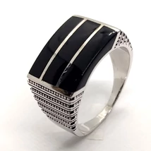 Téglalap alakú Onix betétes középen két ezüst szállal díszített ezüst férfi gyűrű