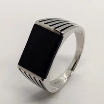 Téglalap alakú Onix betétes két oldalon díszített ezüst férfi gyűrű