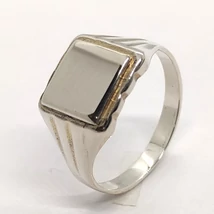 Négyzet fejrészű, két oldalon 3-3 véséssel díszített ezüst férfi gyűrű