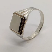 Négyzet fejrészű, két oldalon 3-3 véséssel díszített ezüst férfi gyűrű