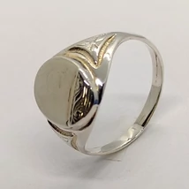 Ovális fejrészű, lapján csiszolással díszített ezüst férfi gyűrű