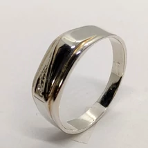 Kissé karika gyűrűre emlékeztető, fejrészen díszített ezüst férfi gyűrű