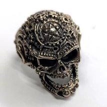 Koponya formájú gazdagon mintázott antikolt férfi ezüst gyűrű