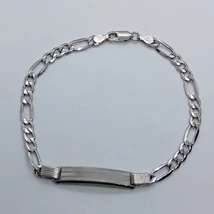 Középen díszes lappal ellátott 3+1 szemes magas fényű ezüst karlánc