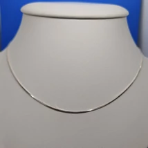 Szögletes alakú, simára csiszolt kígyó ezüst lánc