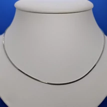 Szögletes alakú, simára csiszolt kígyó ezüst lánc