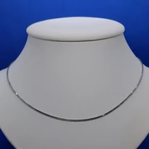 Magas fényű közepes vastagságú kocka szemekből készült ezüst lánc