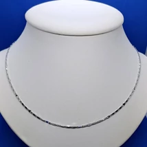 Magas fényű pálcákból és lapított szenekből készült ezüst lánc