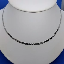 Magas fényű sűrű szövésű, kissé lapos középen pálcával ellátott gucci ezüst lánc