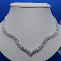 Mikro cirkon kövekkel kirakott, kissé hullám vonalas rendkívül elegáns magas fényű ezüst nyakék