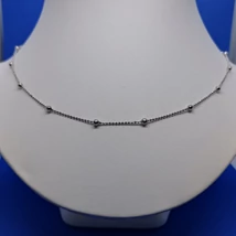 Ezüst golyókkal díszített ezüst nyakék
