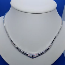 Elől szélesedő fehér opál kővel, és görög mintával díszített ezüst nyakék